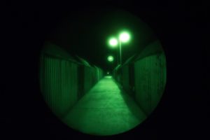 Nachtsichtkamera mit Blick auf einen Weg